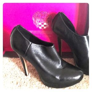 Vince Camuto black pumps size 8